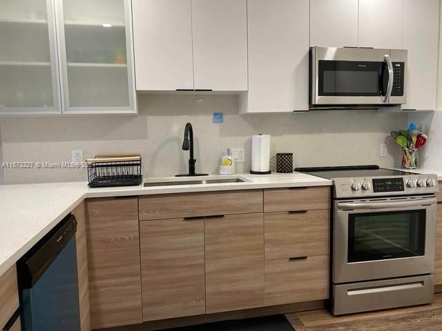 For Rent: $4,750 (2 beds, 1 baths, 852 Square Feet)