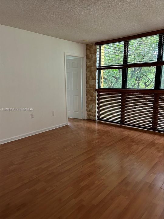 For Rent: $1,900 (1 beds, 1 baths, 708 Square Feet)