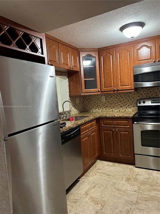 For Rent: $1,900 (1 beds, 1 baths, 708 Square Feet)