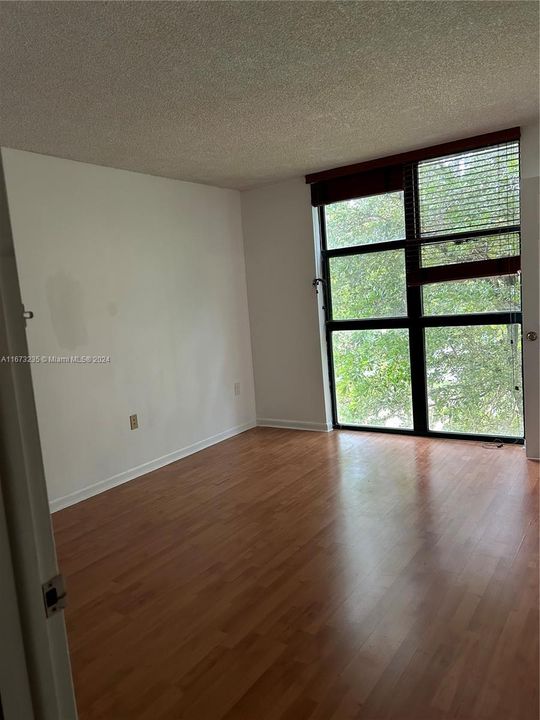 For Rent: $1,900 (1 beds, 1 baths, 708 Square Feet)