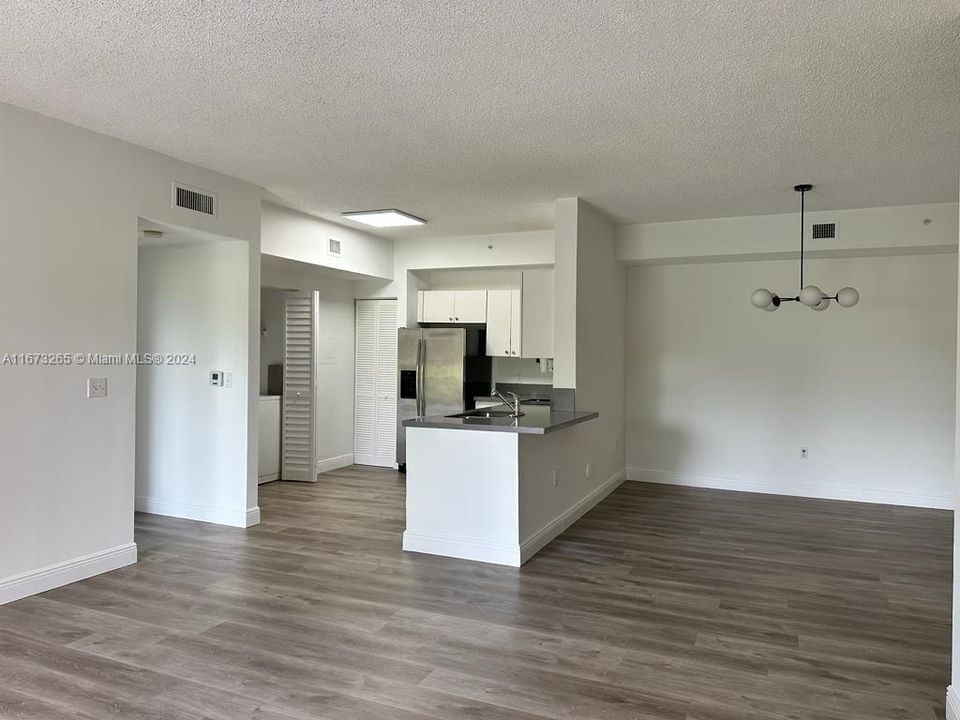 For Rent: $2,450 (2 beds, 2 baths, 1183 Square Feet)