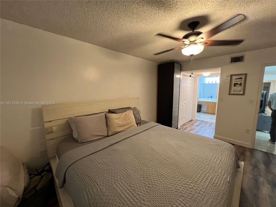 For Rent: $2,200 (1 beds, 1 baths, 899 Square Feet)