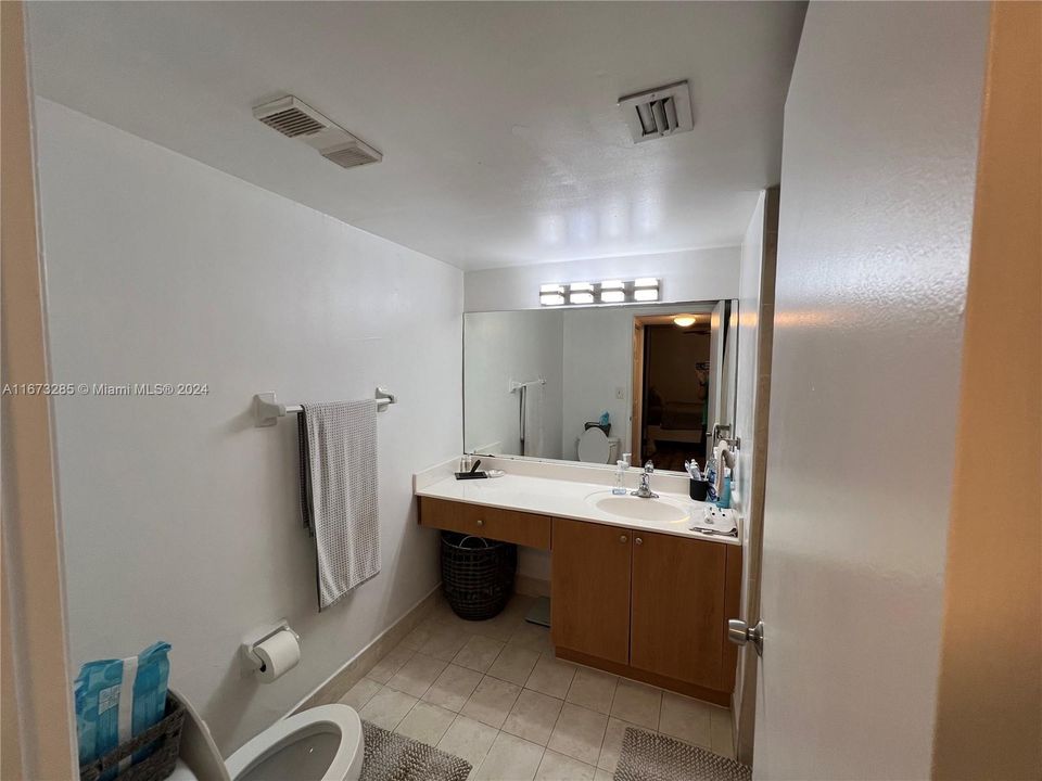 For Rent: $2,200 (1 beds, 1 baths, 899 Square Feet)