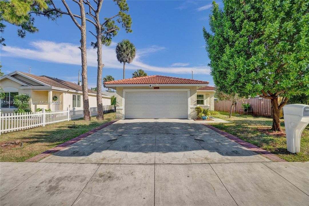 Active With Contract: $445,000 (4 beds, 2 baths, 1550 Square Feet)