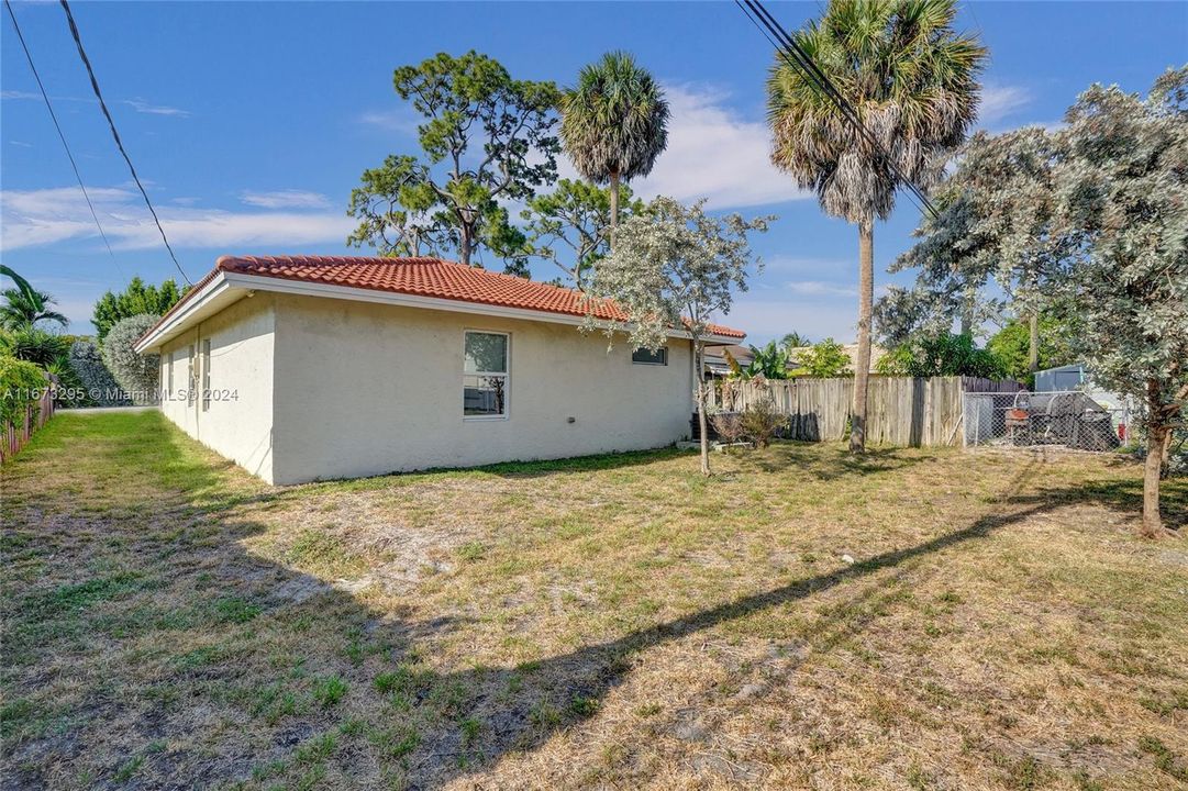 Active With Contract: $445,000 (4 beds, 2 baths, 1550 Square Feet)