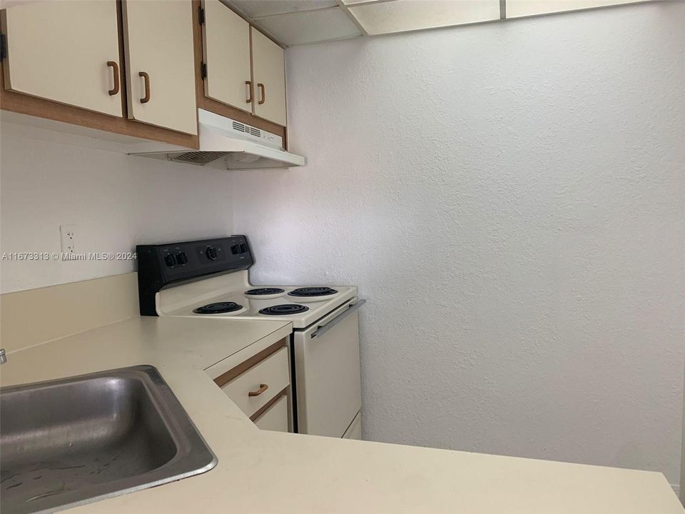 Active With Contract: $1,800 (1 beds, 1 baths, 605 Square Feet)