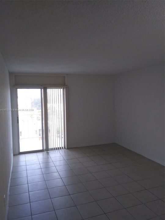 Active With Contract: $1,800 (1 beds, 1 baths, 605 Square Feet)