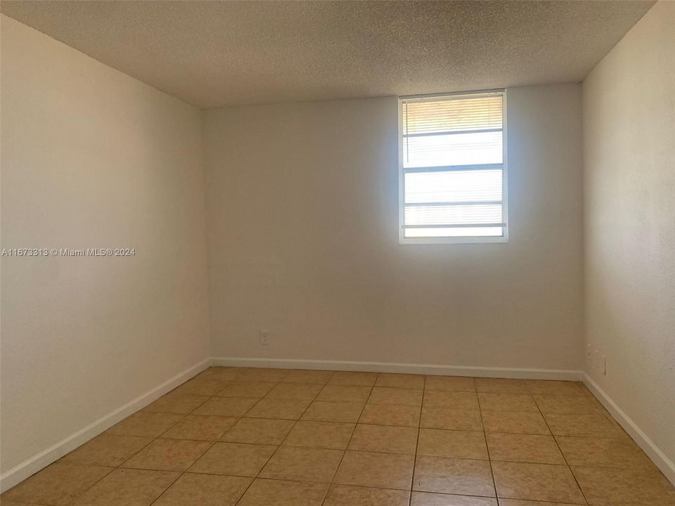 Active With Contract: $1,800 (1 beds, 1 baths, 605 Square Feet)