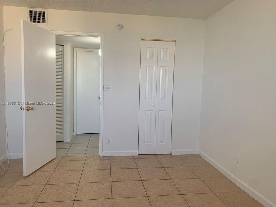 Active With Contract: $1,800 (1 beds, 1 baths, 605 Square Feet)