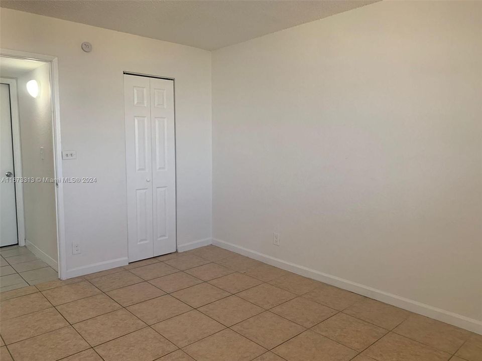 Active With Contract: $1,800 (1 beds, 1 baths, 605 Square Feet)