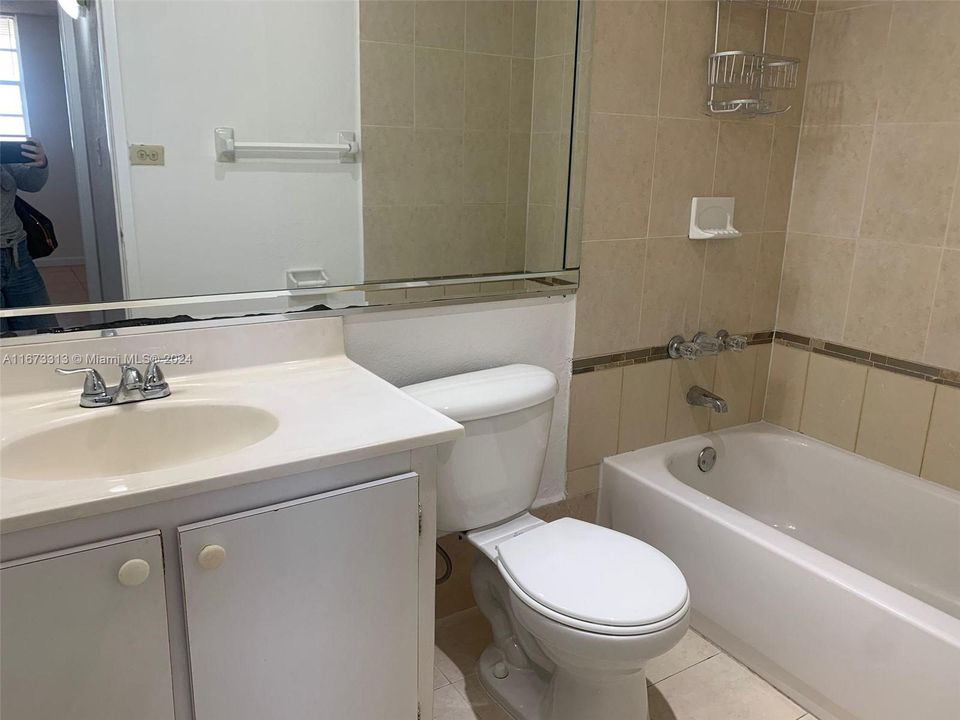 Active With Contract: $1,800 (1 beds, 1 baths, 605 Square Feet)