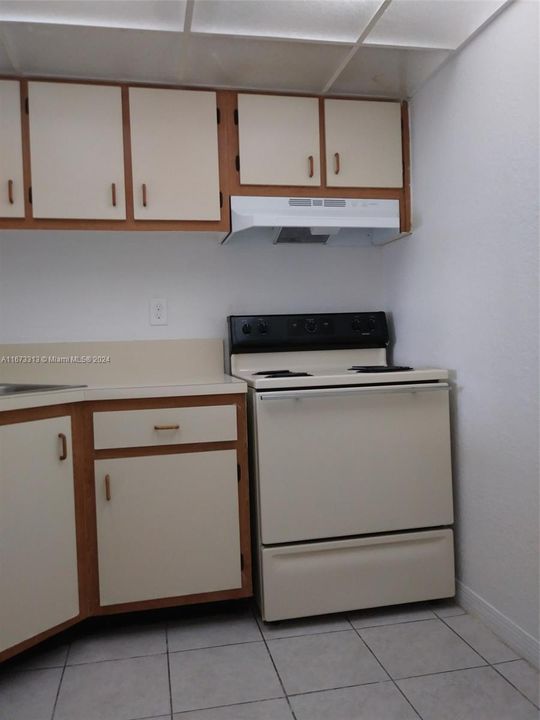 Active With Contract: $1,800 (1 beds, 1 baths, 605 Square Feet)