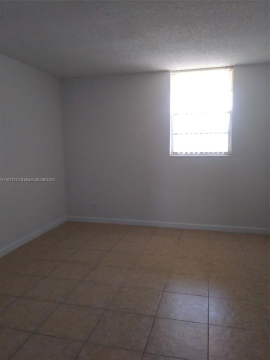 Active With Contract: $1,800 (1 beds, 1 baths, 605 Square Feet)