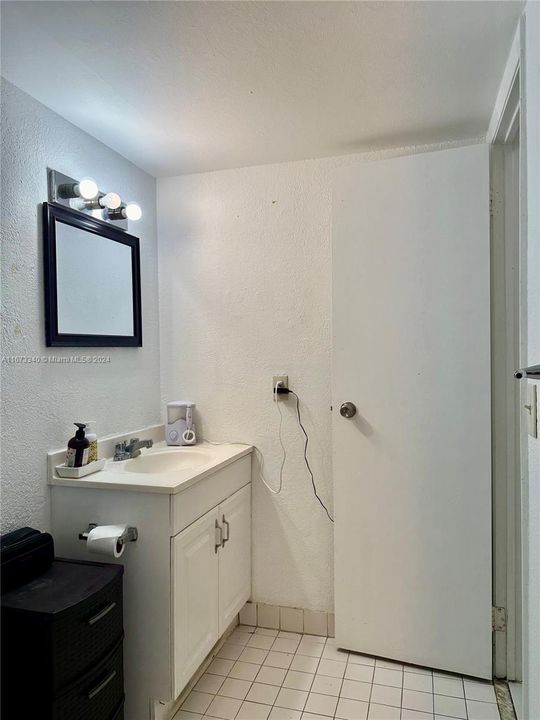 For Sale: $155,000 (1 beds, 1 baths, 730 Square Feet)