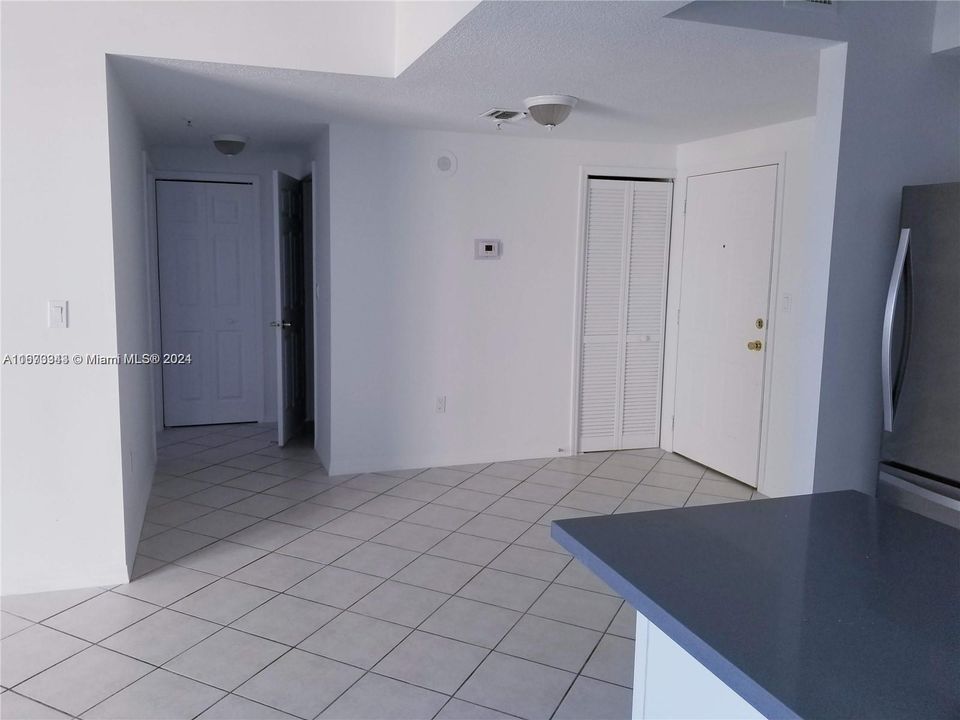 For Sale: $310,000 (1 beds, 1 baths, 626 Square Feet)