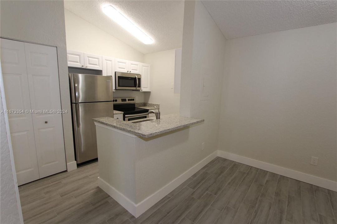 For Rent: $1,700 (1 beds, 1 baths, 804 Square Feet)