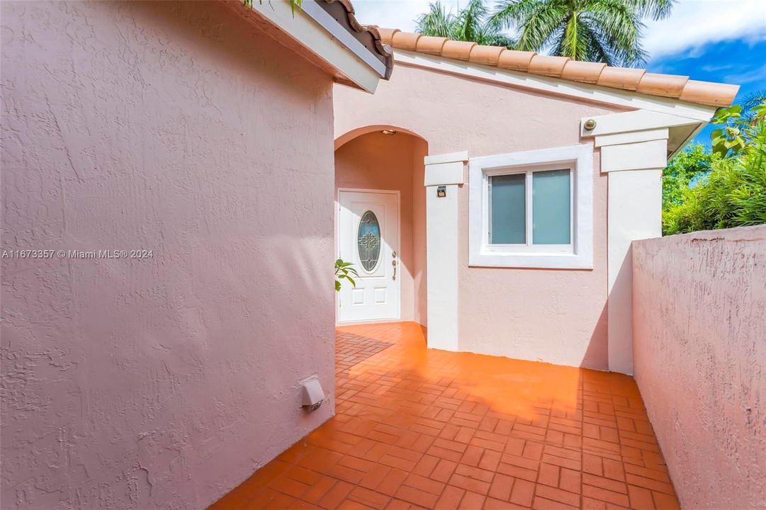 En Venta: $699,000 (3 camas, 2 baños, 1577 Pies cuadrados)