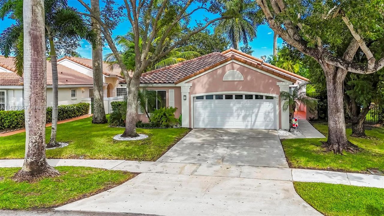 For Sale: $699,000 (3 beds, 2 baths, 1577 Square Feet)