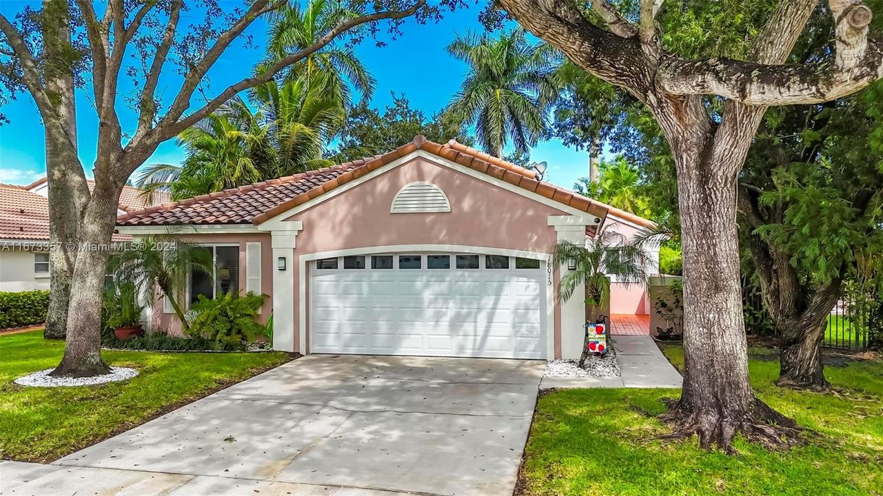 For Sale: $699,000 (3 beds, 2 baths, 1577 Square Feet)