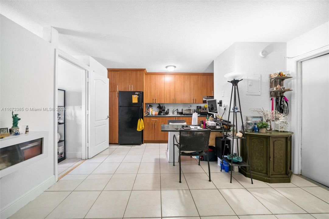 For Sale: $180,000 (1 beds, 1 baths, 412 Square Feet)