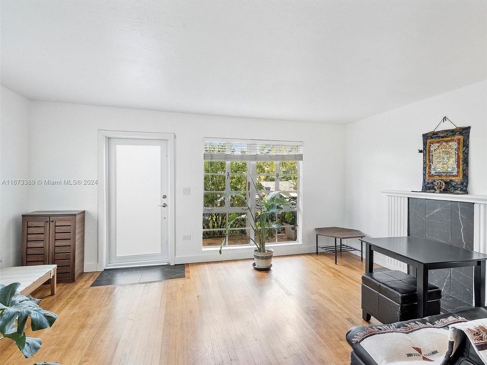 For Sale: $595,000 (2 beds, 1 baths, 1080 Square Feet)