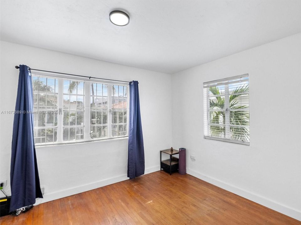 For Sale: $595,000 (2 beds, 1 baths, 1080 Square Feet)