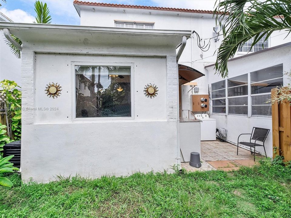 For Sale: $595,000 (2 beds, 1 baths, 1080 Square Feet)