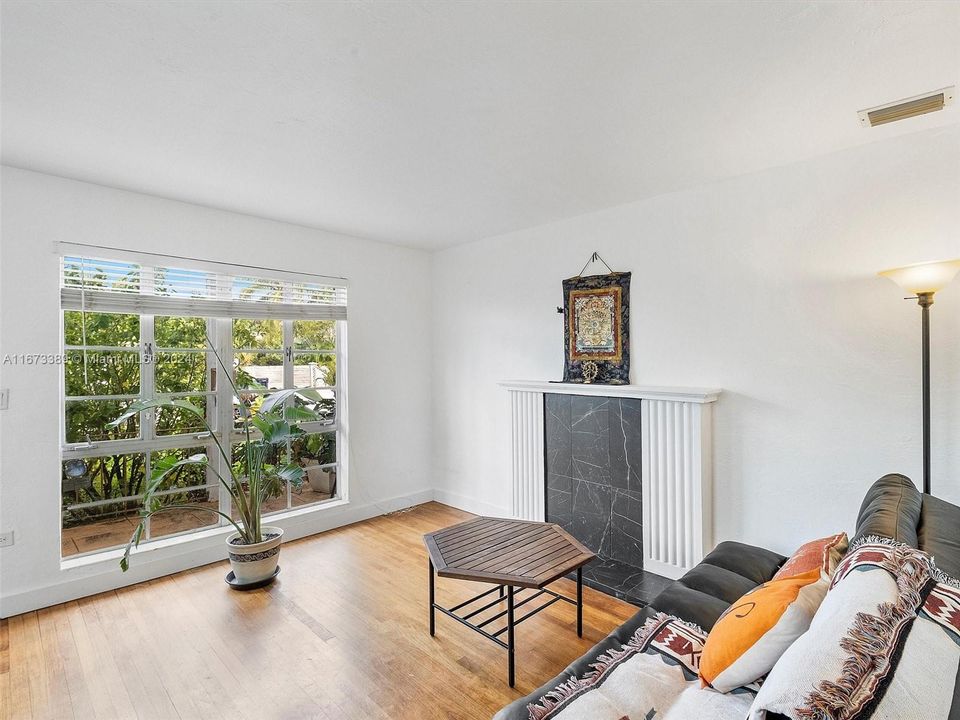 For Sale: $595,000 (2 beds, 1 baths, 1080 Square Feet)