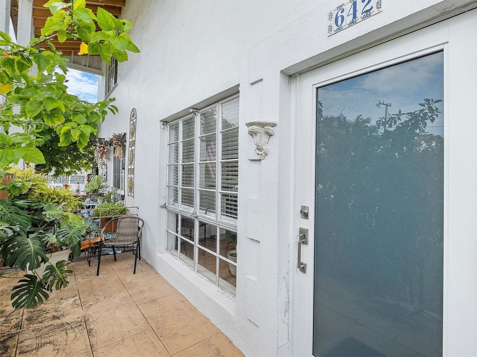 For Sale: $595,000 (2 beds, 1 baths, 1080 Square Feet)