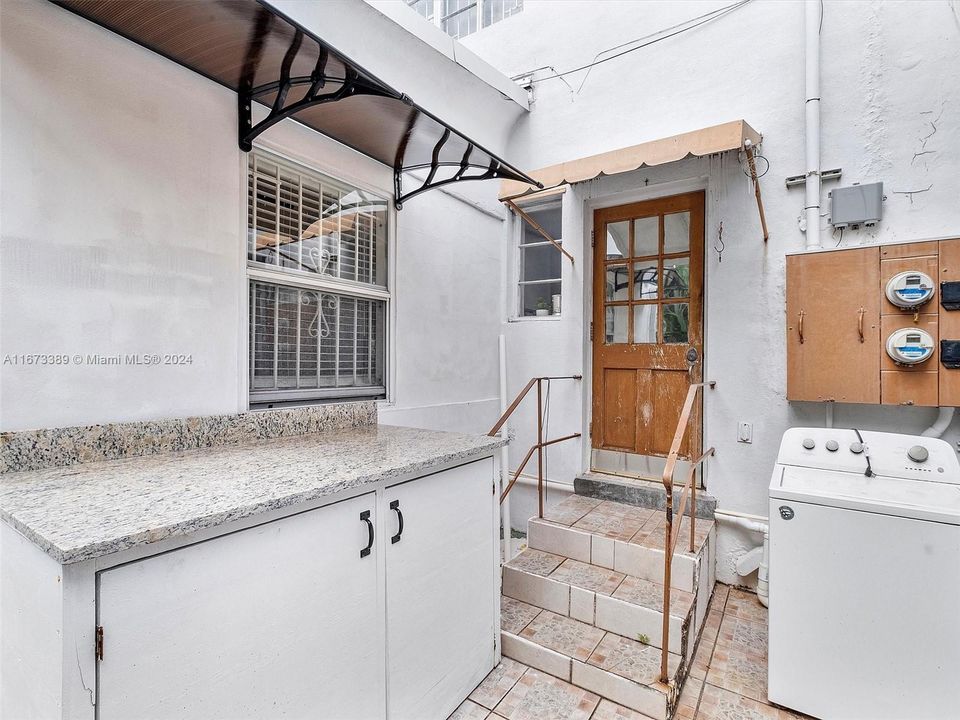 For Sale: $595,000 (2 beds, 1 baths, 1080 Square Feet)