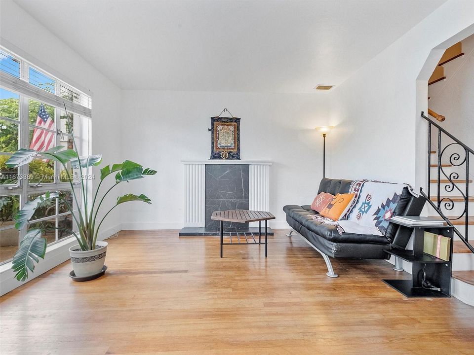 For Sale: $595,000 (2 beds, 1 baths, 1080 Square Feet)