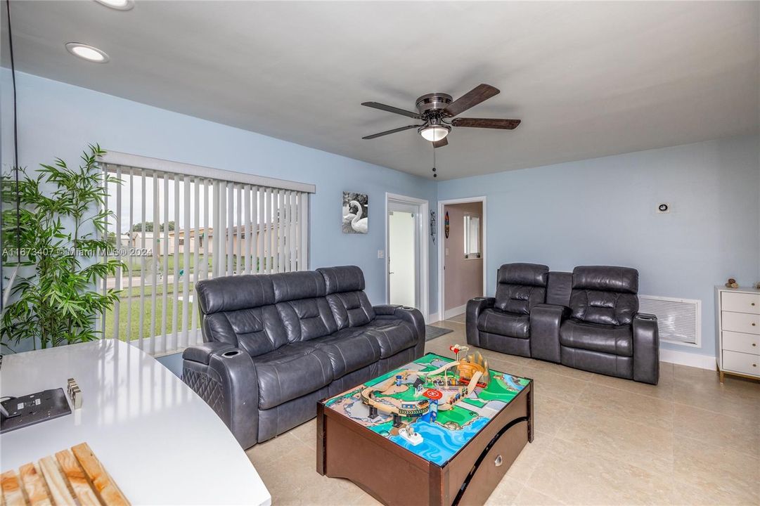 For Sale: $550,000 (3 beds, 1 baths, 1058 Square Feet)