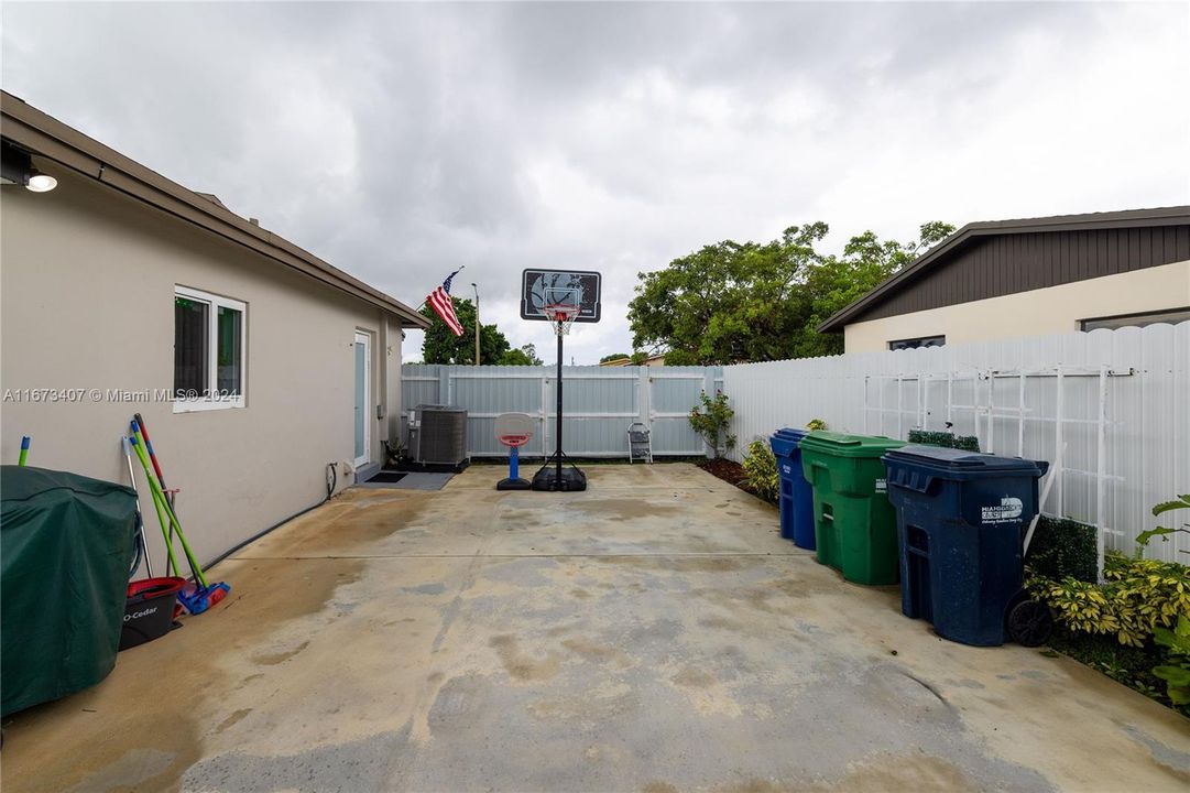 For Sale: $550,000 (3 beds, 1 baths, 1058 Square Feet)