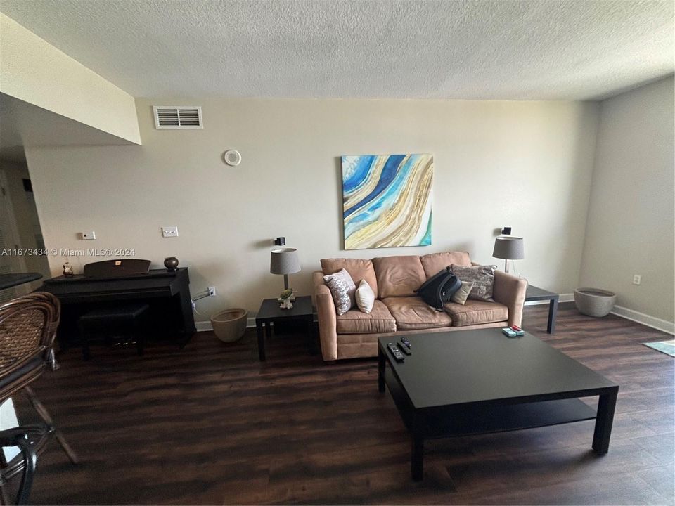 For Sale: $330,000 (2 beds, 2 baths, 1200 Square Feet)