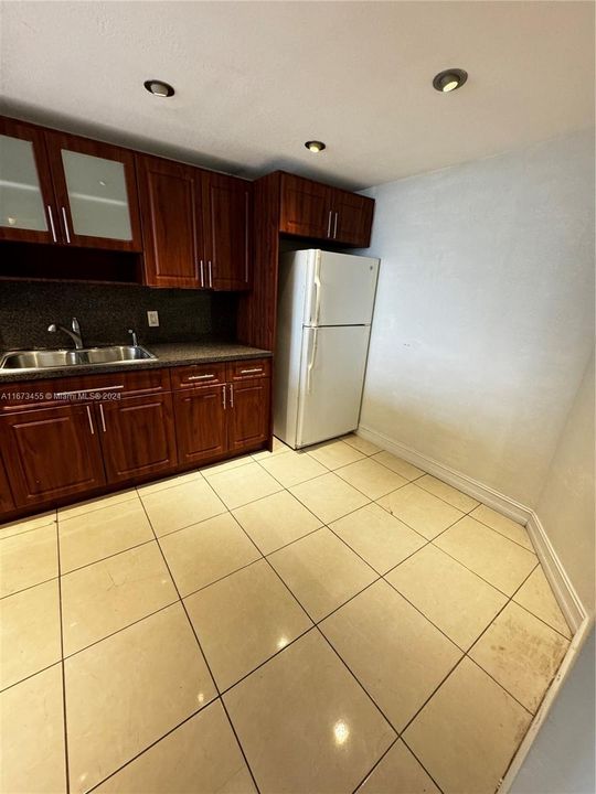 For Sale: $155,000 (1 beds, 2 baths, 861 Square Feet)