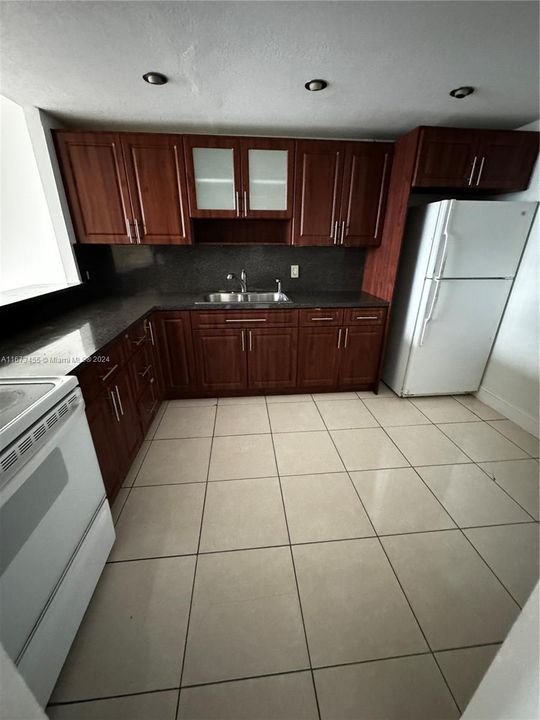 For Sale: $155,000 (1 beds, 2 baths, 861 Square Feet)