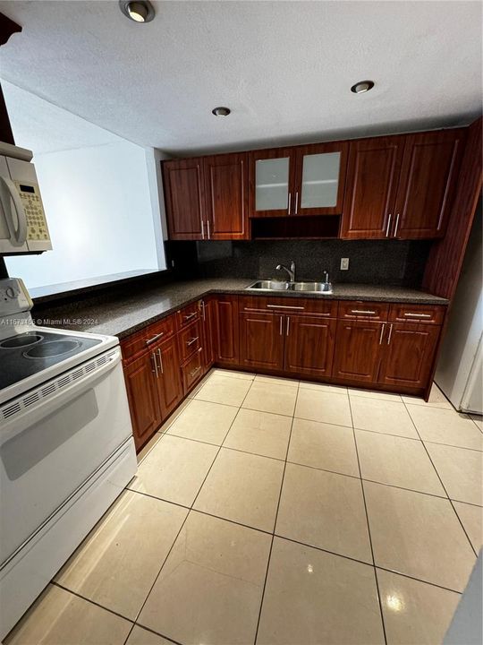 For Sale: $155,000 (1 beds, 2 baths, 861 Square Feet)