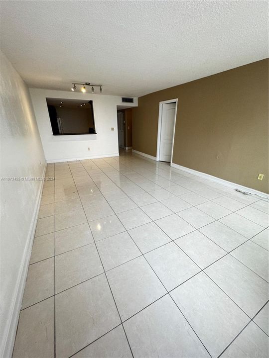 For Sale: $155,000 (1 beds, 2 baths, 861 Square Feet)