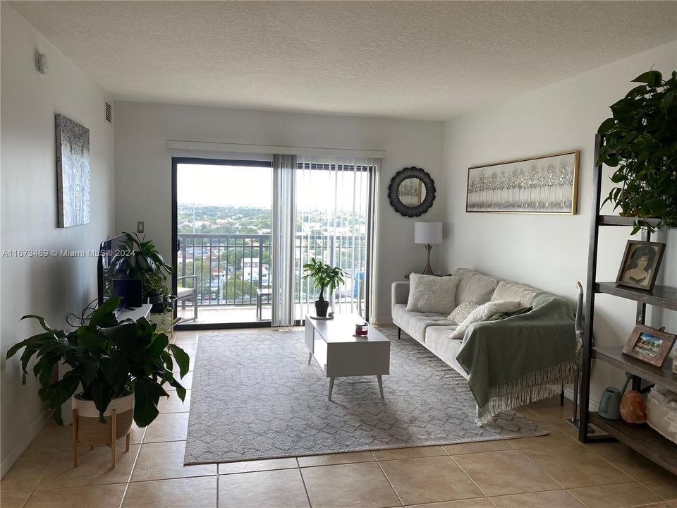 For Sale: $349,000 (1 beds, 1 baths, 744 Square Feet)