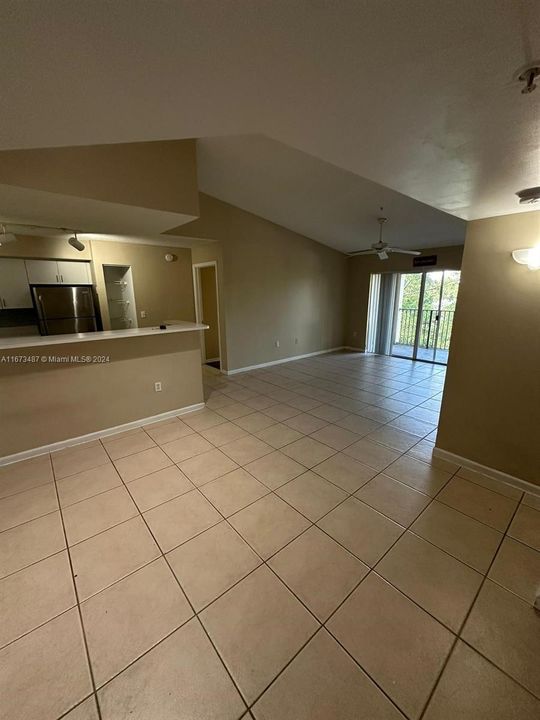 For Rent: $2,000 (2 beds, 2 baths, 967 Square Feet)