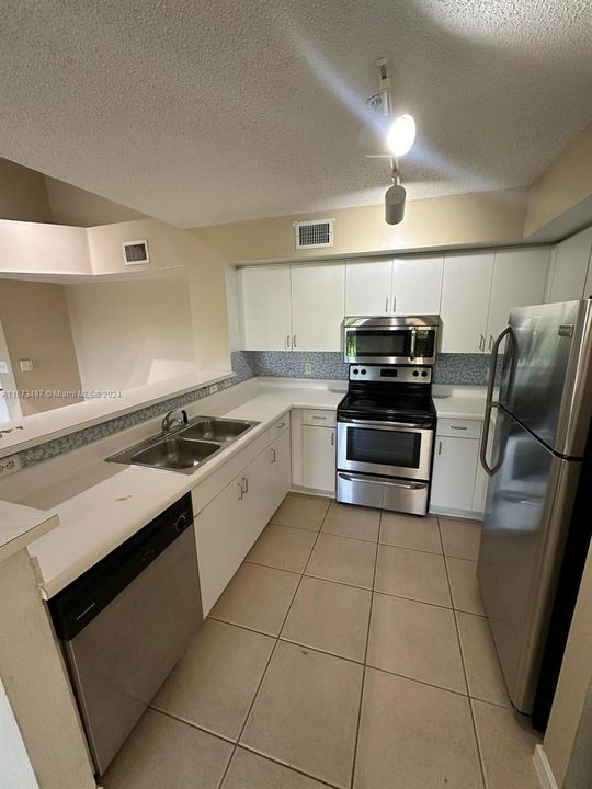 For Rent: $2,000 (2 beds, 2 baths, 967 Square Feet)