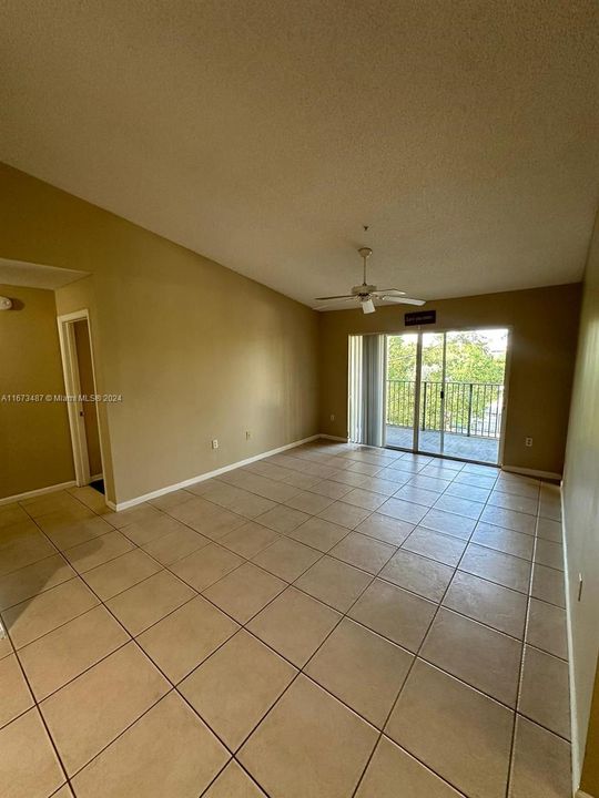 For Rent: $2,000 (2 beds, 2 baths, 967 Square Feet)