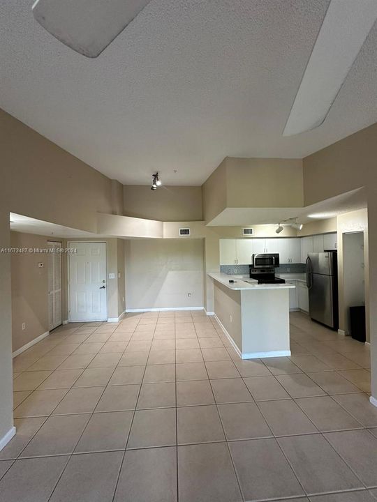 For Rent: $2,000 (2 beds, 2 baths, 967 Square Feet)