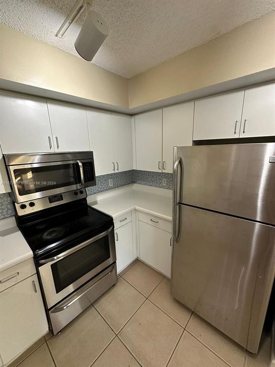 For Rent: $2,000 (2 beds, 2 baths, 967 Square Feet)