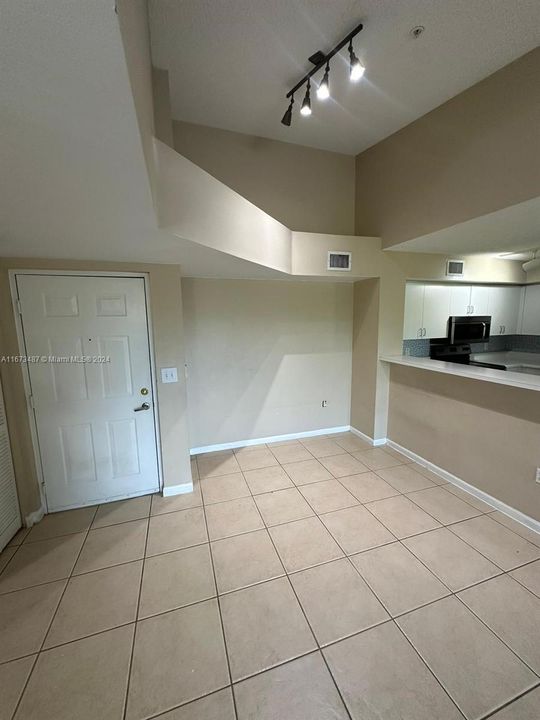 For Rent: $2,000 (2 beds, 2 baths, 967 Square Feet)