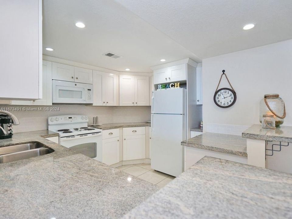 For Sale: $575,000 (2 beds, 2 baths, 1095 Square Feet)