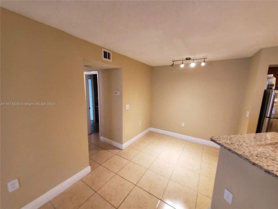 For Sale: $255,000 (2 beds, 1 baths, 965 Square Feet)