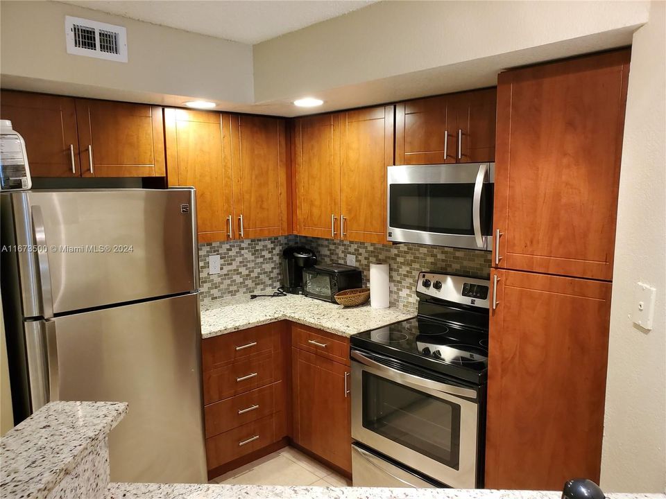 For Sale: $255,000 (2 beds, 1 baths, 965 Square Feet)