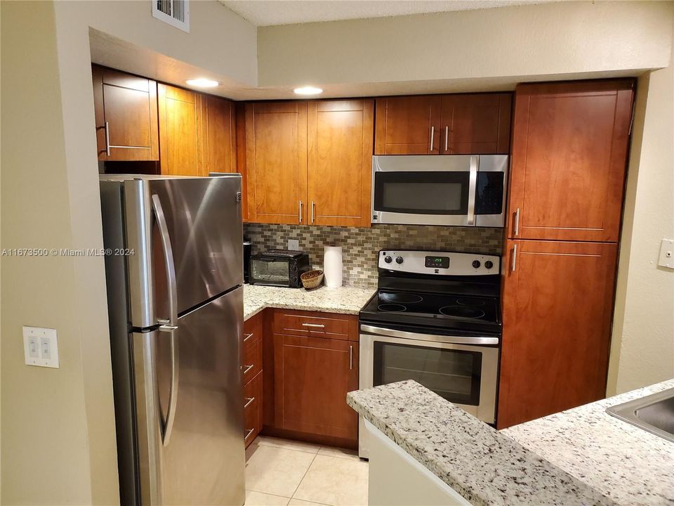 For Sale: $255,000 (2 beds, 1 baths, 965 Square Feet)