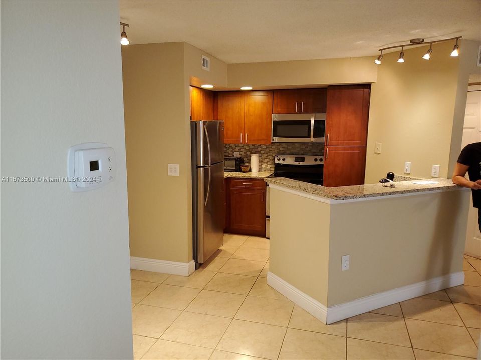 For Sale: $255,000 (2 beds, 1 baths, 965 Square Feet)